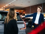 verkoper achterlicht klant