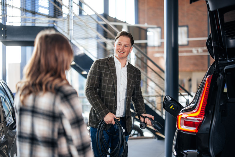 verkoper laat kofferbak zien aan klant
