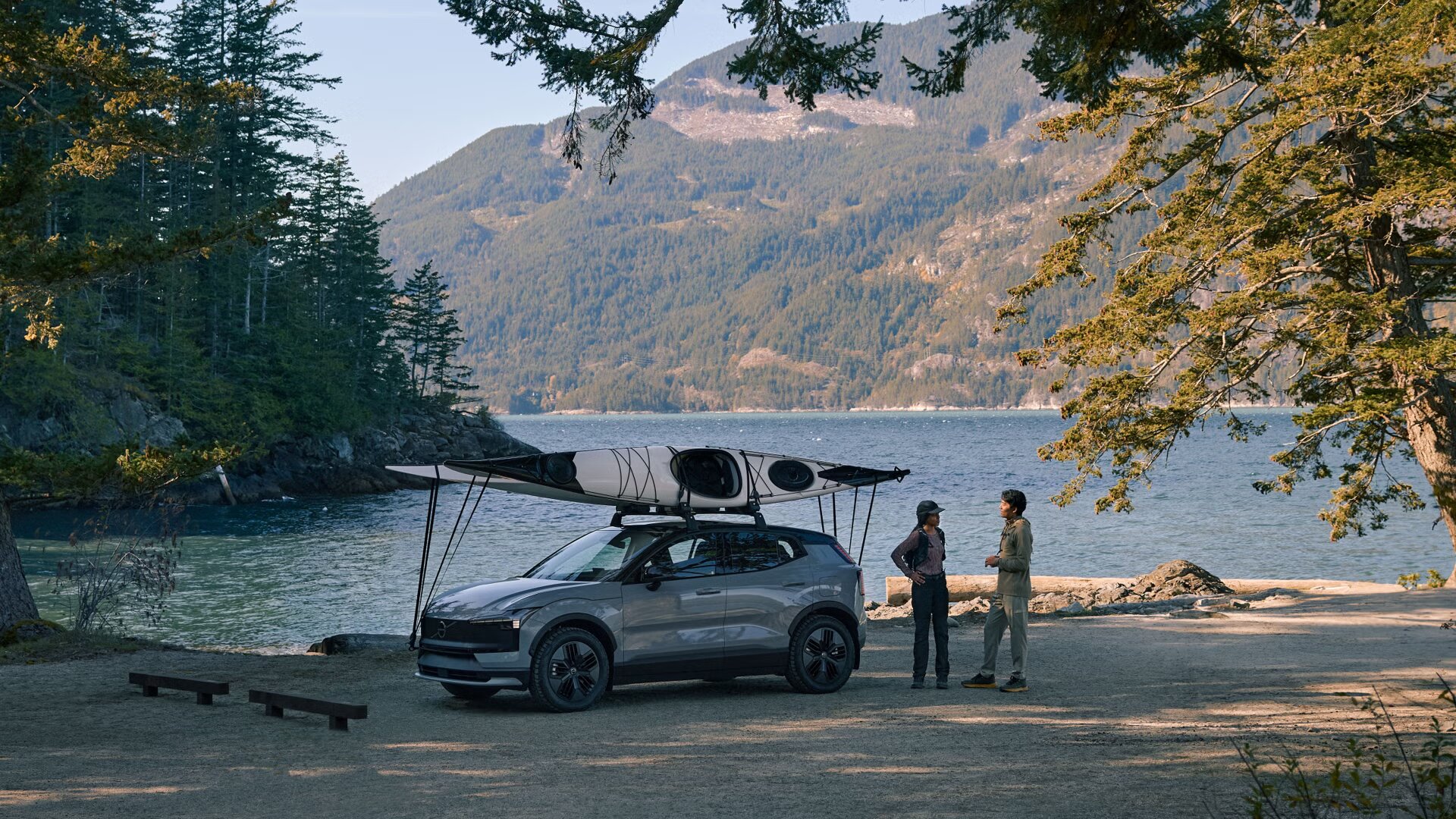 EX30 Cross Country met surfplanken op dak