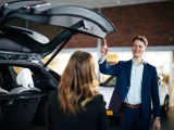 verkoper laat kofferbak zien aan klant