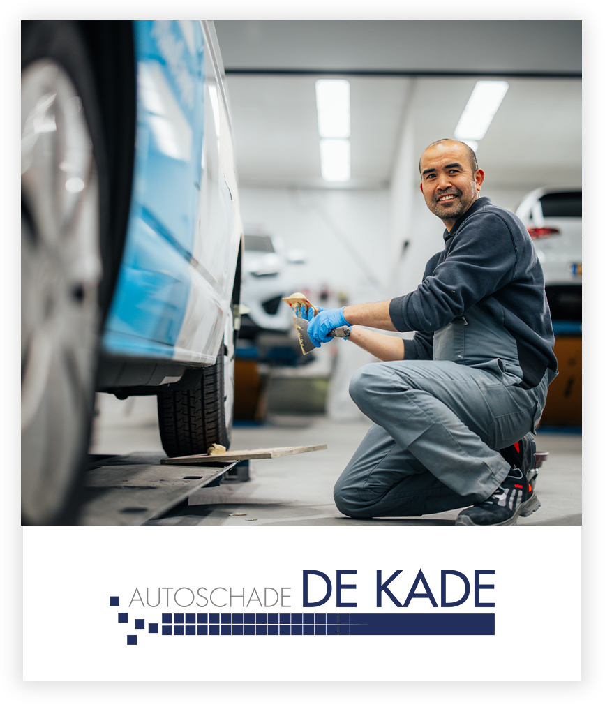 werknemer die helpt bij auto