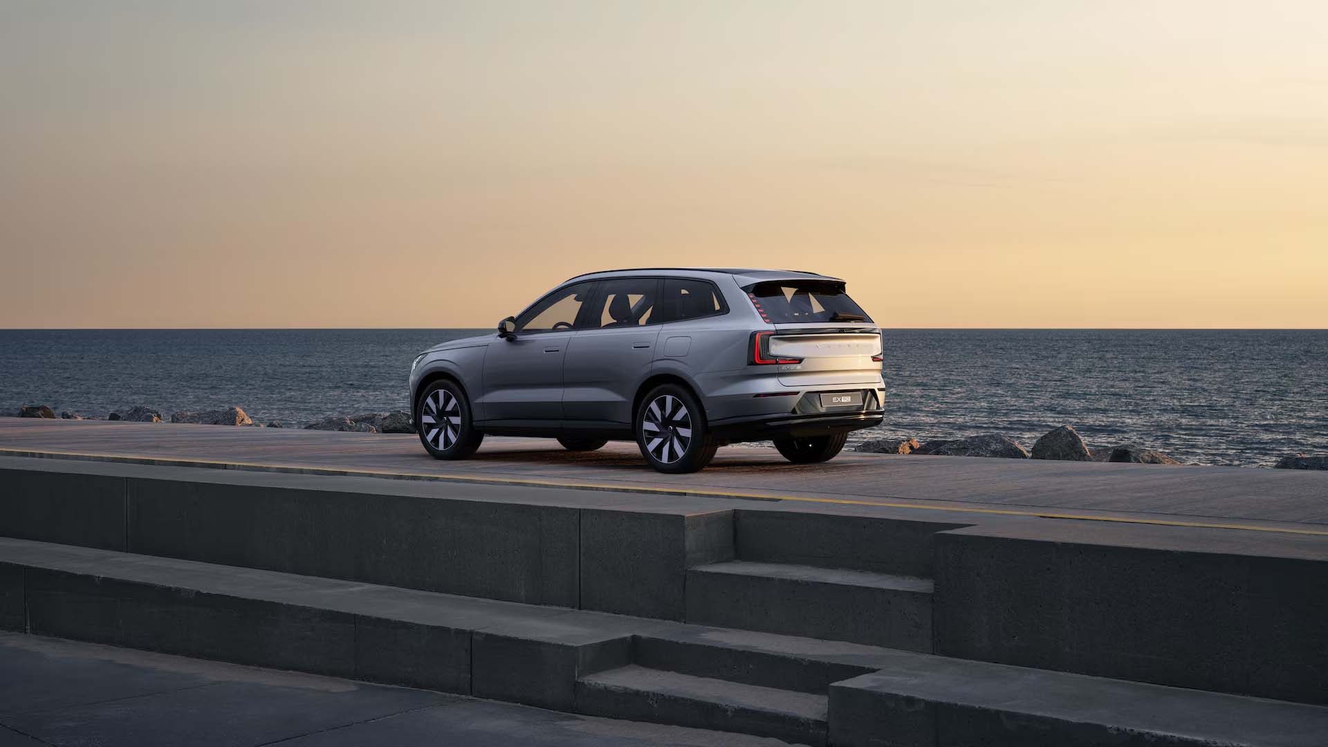 Volvo EX90 Silver Dawn