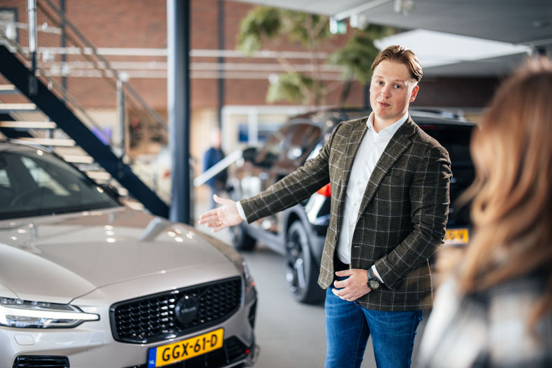 verkoper laat auto zien Vos