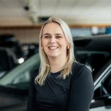 Vrouw voor de auto