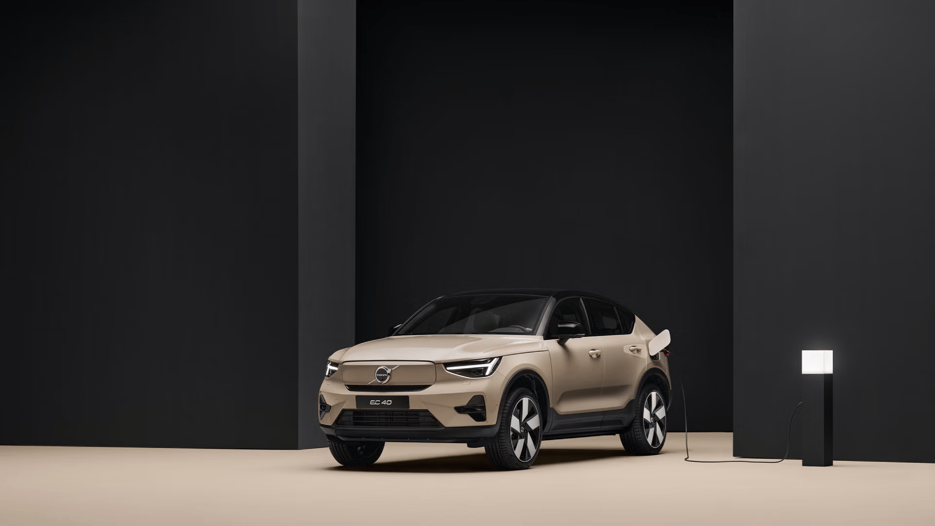 Volvo EC40 Elektrisch Zijkant met laadpaal