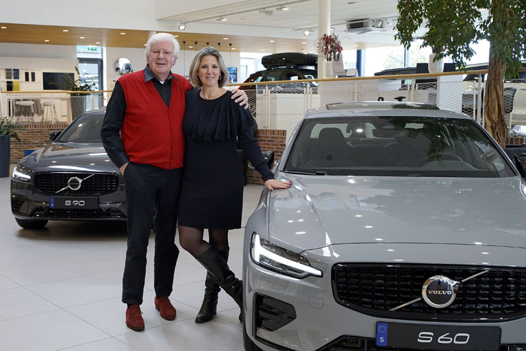 2 werknemers tussen twee Volvo's 