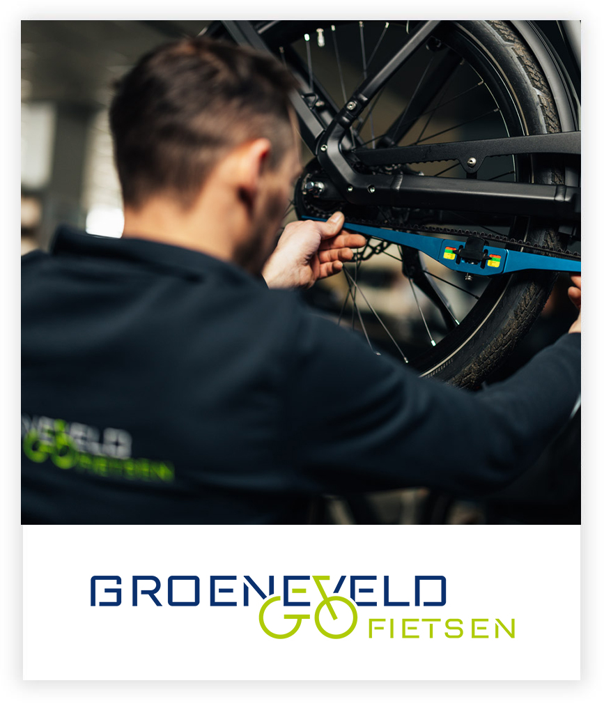 Werknemer die helpt bij de ketting