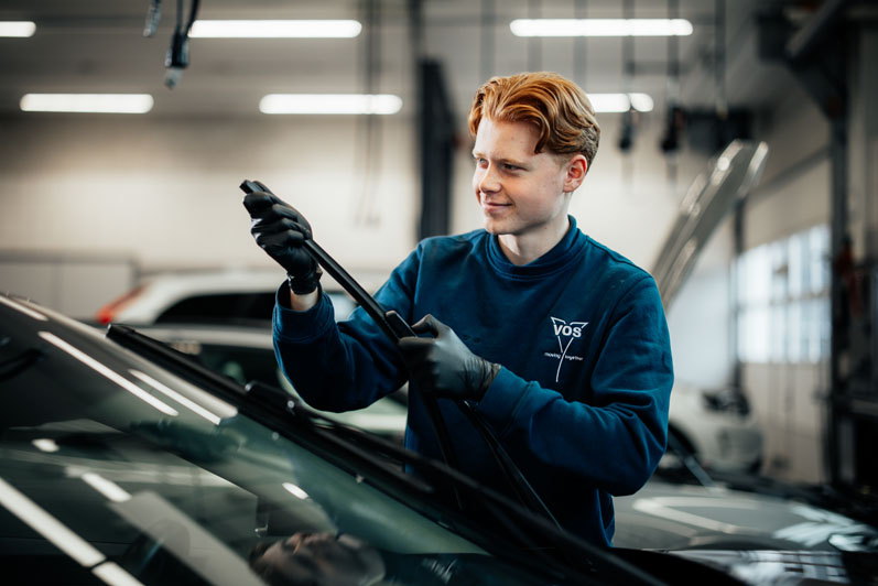 werknemer die helpt bij auto