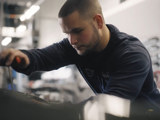 automonteur die bezig is