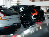 Showroom met Volvo's achter