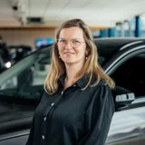 Vrouw voor de auto