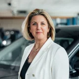 Vrouw voor de auto